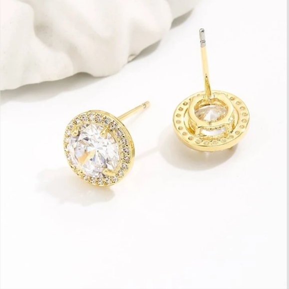 ⭐️⭐️NEW⭐️⭐️Beautiful Dainty CZ stud earrings in GOLD - Picture 3 of 14